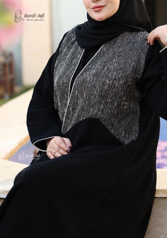 ألوان الجميلة - عباية سوداء بتدخيلة فاخرة من الكريب الملكي - الصورة 2