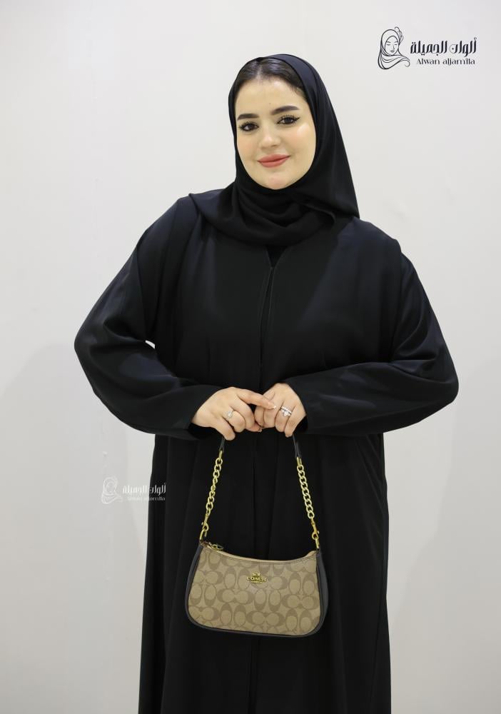ألوان الجميلة - عباية سوداء من الحرير بقصّة رسمية أنيقة - الصورة 3