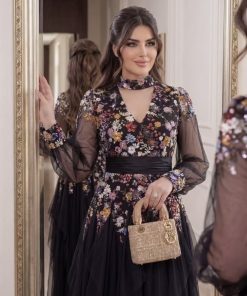 ليلك - فستان بتطريز عتيق