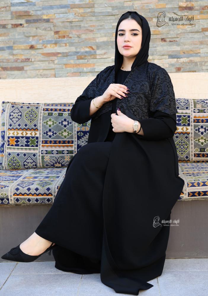 ألوان الجميلة - عباية سوداء من الكريب بقصة دانتيل أنيقة - الصورة 4