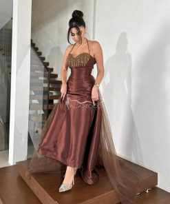 العنود للأزياء - فستان سهرة بني فاتح بكلفة مطرزة فاخرة بتصميم عصري