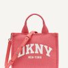 DKNY - حقيبة كروس بودي من DKNY: لمسة من الأناقة العصرية لطلتك اليومية.