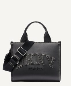 ⁦DKNY - حقيبة "توت" صغيرة بشعار العلامة - رفيقتك العملية لكل يوم⁩ - الصورة ⁦3⁩