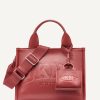 DKNY - حقيبة "DKNY" اليومية: أناقة انسيابية وعملية لا تُضاهى.
