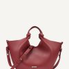 DKNY - حقيبة DKNY Paula Commuter الصغيرة: مزيج مثالي بين التصميم الراقي والعملية اليومية.