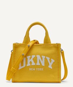 ⁦DKNY - حقيبة كروس بودي من DKNY: لمسة من الأناقة العصرية لطلتك اليومية.⁩ - الصورة ⁦3⁩