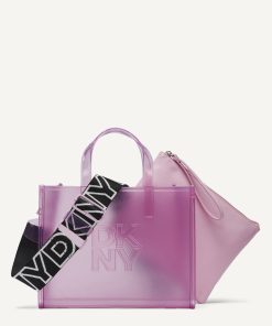 DKNY - أضيفي لمسة مشرقة لإطلالتك مع حقيبة "هادلي" الصغيرة من دكني (DKNY)، المصنوعة من أجود خامات كلوريد متعدد الفاينيل (PVC) بنسبة 100%.