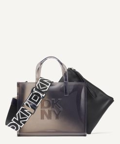 ⁦DKNY - أضيفي لمسة مشرقة لإطلالتك مع حقيبة "هادلي" الصغيرة من دكني (DKNY)، المصنوعة من أجود خامات كلوريد متعدد الفاينيل (PVC) بنسبة 100%.⁩ - الصورة ⁦3⁩