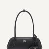 DKNY - ارتقِ بإطلالتك مع حقيبة الكتف DKNY TIANA EW باللون الأسود الكلاسيكي