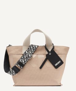 Alternative view of DKNY - تألقي بإطلالة لا تُقاوم مع حقيبة DKNY BRADY الصغيرة. تجمع هذه الحقيبة بين التصميم العصري والعملي، حيث صُنعت من القطن المتين بنسبة 100% مع تفاصيل أنيقة من الجلد الصناعي (PU)، لتمنحكِ مظهراً حيوياً وعصرياً في آن واحد.