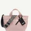 DKNY - تألقي بإطلالة لا تُقاوم مع حقيبة DKNY BRADY الصغيرة. تجمع هذه الحقيبة بين التصميم العصري والعملي، حيث صُنعت من القطن المتين بنسبة 100% مع تفاصيل أنيقة من الجلد الصناعي (PU)، لتمنحكِ مظهراً حيوياً وعصرياً في آن واحد.