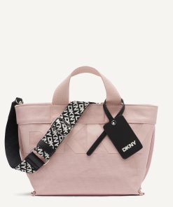 DKNY - تألقي بإطلالة لا تُقاوم مع حقيبة DKNY BRADY الصغيرة. تجمع هذه الحقيبة بين التصميم العصري والعملي، حيث صُنعت من القطن المتين بنسبة 100% مع تفاصيل أنيقة من الجلد الصناعي (PU)، لتمنحكِ مظهراً حيوياً وعصرياً في آن واحد.