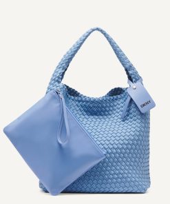 DKNY - حقيبة DKNY "جيزيل" (Giselle Hobo) باللون الأزرق – تصميم عصري وأنيق من النايلون المتين بلمسات من الجلد الصناعي الفاخر