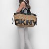 DKNY - تألقي بأناقة عفوية لا تُقاوم مع حقيبة "1989 كبسولة باردو" الكبيرة من DKNY.