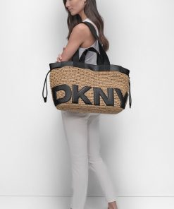 DKNY - تألقي بأناقة عفوية لا تُقاوم مع حقيبة "1989 كبسولة باردو" الكبيرة من DKNY.