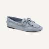 DKNY - تألقي بإطلالة صيفية عفوية مع حذاء DKNY Delmar Boat Wide المسطح باللون الأزرق الكلاسيكي.
