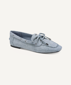 DKNY - تألقي بإطلالة صيفية عفوية مع حذاء DKNY Delmar Boat Wide المسطح باللون الأزرق الكلاسيكي.
