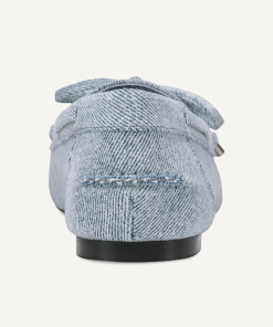 Alternative view of DKNY - تألقي بإطلالة صيفية عفوية مع حذاء DKNY Delmar Boat Wide المسطح باللون الأزرق الكلاسيكي.