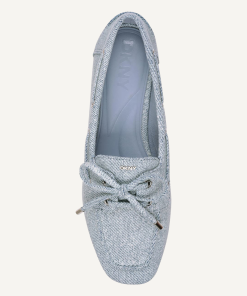 ⁦DKNY - تألقي بإطلالة صيفية عفوية مع حذاء DKNY Delmar Boat Wide المسطح باللون الأزرق الكلاسيكي.⁩ - الصورة ⁦3⁩