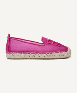 DKNY - تألقي بأسلوب لافت وجريء؛ اختاري حذاء Miretta المسطح بتصميمه العريض من DKNY لتكملي أناقتك.