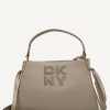 DKNY - ارتقي بإطلالتك مع حقيبة DKNY Foster المتوسطة باللون البيج الكلاسيكي.
