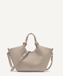 ⁦DKNY - حقيبة DKNY Paula Commuter الصغيرة: مزيج مثالي بين التصميم الراقي والعملية اليومية.⁩ - الصورة ⁦3⁩