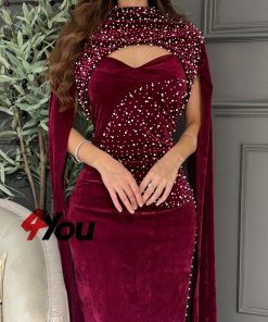 ⁦فور يو - فستان سهرة عنابي مخملي مطرّز بفصوص لامعة مع كاب فاخر⁩ - الصورة ⁦4⁩