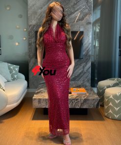 فور يو - فستان سهرة طويل عنابي لامع بتصميم هالتر وقصّة ضيقة