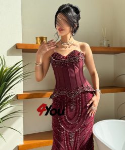 ⁦فور يو - فستان سهرة خمري فاخر بتطريز كريستالي وكورسيه أنيق⁩ - الصورة ⁦4⁩