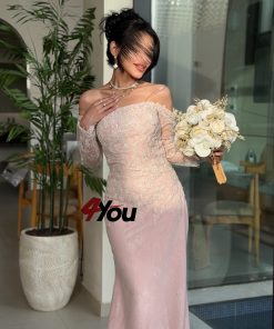 ⁦فور يو - فستان سهرة وردي ناعم دانتيل بأكمام طويلة وتصميم أوف شولدر⁩ - الصورة ⁦4⁩