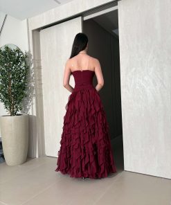 ⁦فور يو - فستان سهرة عنابي فاخر بطبقات كشكش انسيابية وتصميم كورسيه⁩ - الصورة ⁦4⁩