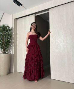 فور يو - فستان سهرة عنابي فاخر بطبقات كشكش انسيابية وتصميم كورسيه