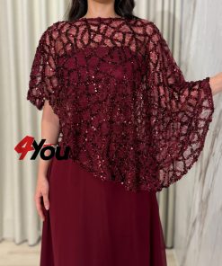 ⁦فور يو - فستان سهرة خمري فاخر مع كاب دانتيل مطرز وترتر لامع وتصميم انسيابي أنيق⁩ - الصورة ⁦4⁩