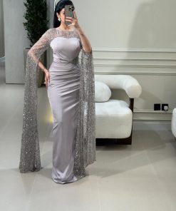 ⁦فور يو - فستان سهرة ساتان موف فاتح بأكمام كاب مطرزة بالترتر⁩ - الصورة ⁦3⁩