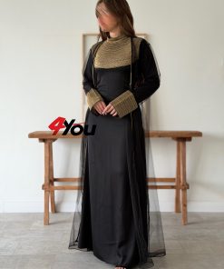فور يو - فستان أسود فاخر بتطريز ذهبي وطبقة شفافة أنيقة