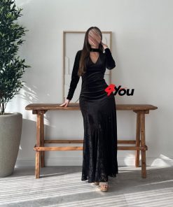 ⁦فور يو - فستان سهرة أسود مخملي بأكمام طويلة وتفاصيل دانتيل راقية⁩ - الصورة ⁦3⁩
