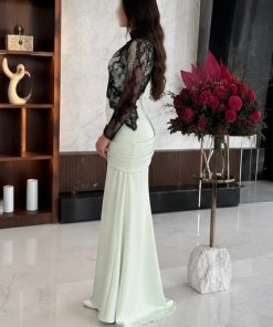 ⁦فور يو - فستان سهرة راقي بتفاصيل دانتيل أسود وتصميم ساتان أنيق⁩ - الصورة ⁦5⁩