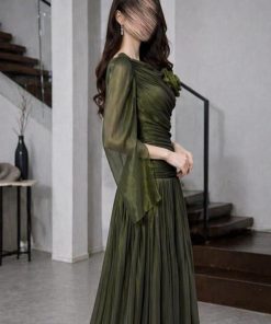 ⁦فور يو - فستان سهرة زيتي فاخر طويل بتصميم درابيه وكم شيفون انسيابي⁩ - الصورة ⁦3⁩