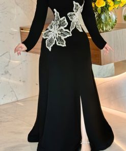 فور يو - فستان سهرة أسود كريب بأكمام طويلة وتطريز فضي على الخصر