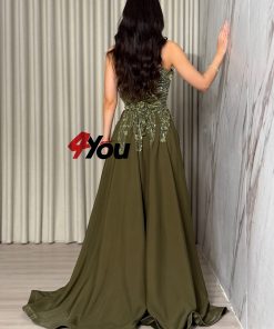 ⁦فور يو - فستان سهرة زيتي فاخر بياقة عالية وتطريز ترتر مع ورود ثلاثية الأبعاد وذيل ملكي⁩ - الصورة ⁦5⁩