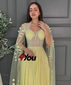 ⁦فور يو - فستان سهرة أصفر طويل بتصميم تول مطرّز وكاب شفاف أنيق⁩ - الصورة ⁦4⁩
