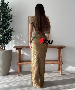 ⁦فور يو - فستان سهرة ذهبي طويل بكتف واحد بتصميم فاخر مطوي من قماش لامع⁩ - الصورة ⁦5⁩