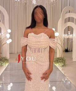 ⁦فور يو - فستان سهرة طويل أوف شولدر مرصع بالترتر اللامع باللون البيج⁩ - الصورة ⁦3⁩