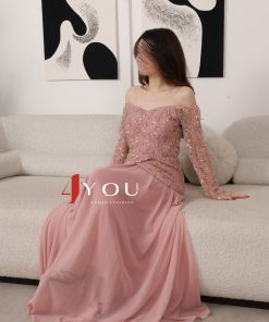 فور يو - فستان وردي ناعم أوف شولدر بتطريز لامع وتنورة شيفون