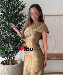 ⁦فور يو - فستان سهرة ذهبي طويل بكتف واحد بتصميم فاخر مطوي من قماش لامع⁩ - الصورة ⁦3⁩