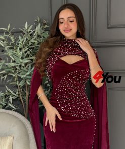 ⁦فور يو - فستان سهرة عنابي مخملي مطرّز بفصوص لامعة مع كاب فاخر⁩ - الصورة ⁦3⁩