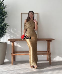 Alternative view of فور يو - فستان سهرة ذهبي طويل بكتف واحد بتصميم فاخر مطوي من قماش لامع
