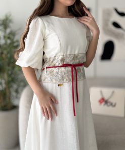 ⁦فور يو - فستان أبيض ناعم بتطريز أنيق ورباط أحمر مميز⁩ - الصورة ⁦3⁩