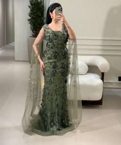 ⁦فور يو - فستان سهرة زيتي فاخر بتطريز ثلاثي الأبعاد وأكمام كاب من التول⁩ - الصورة ⁦2⁩