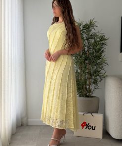 ⁦فور يو - فستان دانتيل أصفر أنيق بقصة ناعمة وطول ميدي⁩ - الصورة ⁦3⁩